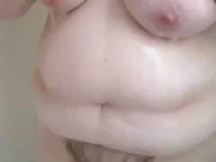 Bbw बौछार से पहले बिस्तर धोने उसके बालों बिल्ली, स्तन, पेट