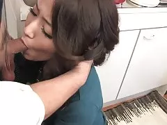श्यामला एक कॉलर के साथ उसके clit छेड़ा खिलौने के साथ हो जाता है