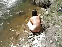नदी पर एक स्नान लेने मॉर्गन