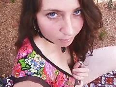 बालों वाली brunettes evette हो है नग्न बगीचे में