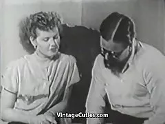 बालों वाले लड़के उसके नए दोस्त (1950 के दशक के विंटेज) मर्मज्ञ