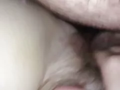 पत्नी cums उसे गधे में अपने डिक के साथ