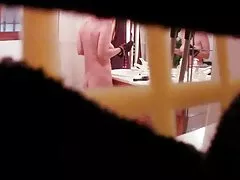 छिपे हुए कैमरे - परिपक्व 55 यो बाथरूम में पकड़ा