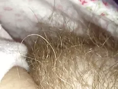उसके मुलायम बालों वाली बिल्ली टीला खुलासा उसकी jammies नीचे खींच